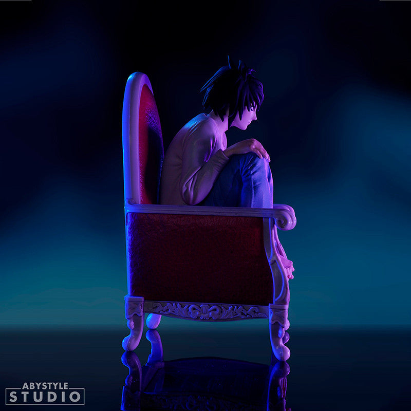 Death Note - L Lawliet Armchair SFC Figur (ABYstyle Studio - 15 cm)