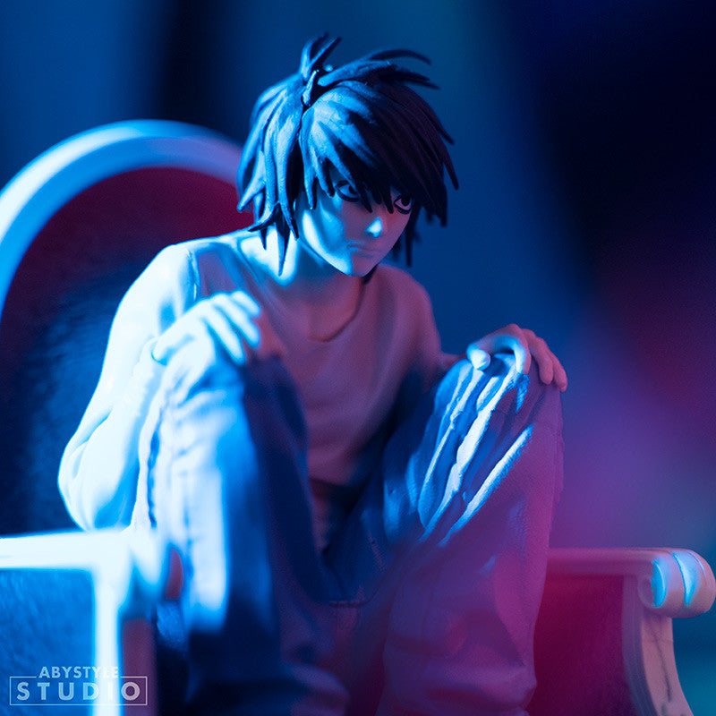 Death Note - L Lawliet Armchair SFC Figur (ABYstyle Studio - 15 cm)